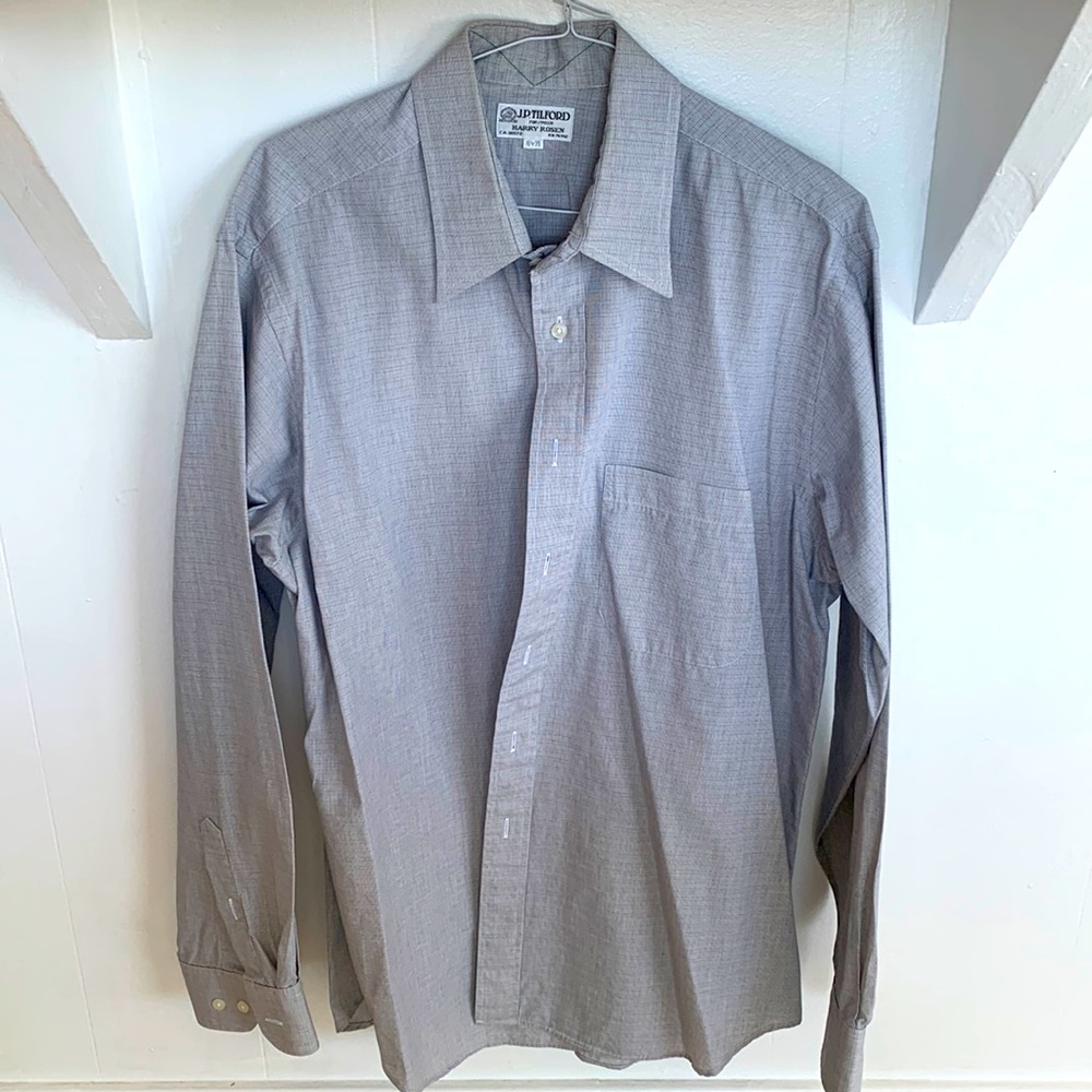 Heavier weight cotton shirt. Boxy back pleated styling. Front pocket.